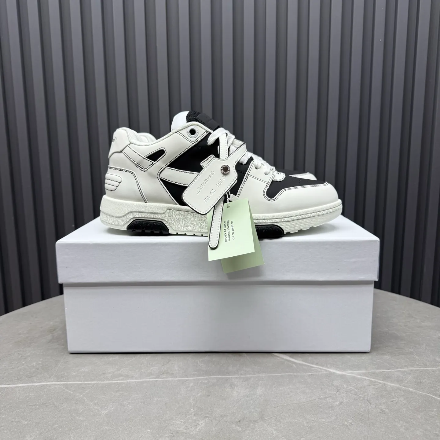 【off- white】P: 620💰Couple model👫, Size: 35-44 (Customized for men 38.45.46) High-quality version👊 "Out of office" series original molding, original lasting, production process 1:1 Original ➰OFF GRAY WHITE OW ➰ First-layer cowhide Imported skin-friendly and environmentally friendly polyester mesh Original molding high elastic and environmentally friendly molding pad Made with the original lasting process. The original molded rubber outsole (never yellows and deforms) has a super correct shape, bright color and strong three-dimensional effect👍. Packaging💯Full set of packaging synchronized with the official website (branded paper, certificate of quality, branded cloth bag)